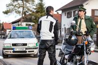 Hubert und Staller – Um inkognito ermitteln zu können, braucht Staller (Helmfried von Lüttichau, r.) so eine Lederjacke wie sie der Motorradfahrer (Komparse, l.) trägt.