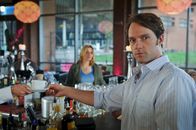 Notruf Hafenkante – Als wohlhabender Lockvogel hat sich Mattes (Matthias Schloo, r.) in einem Café mit der Täterin zu einem Blind Date verabredet. Auch Melanie (Sanna Englund, l.) ermittelt undercover.