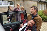 Auch Lügen will gelernt sein – Auf dem Weg in den Urlaub fährt der ganz leicht alkoholisierte Horst Michalke (René Steinke, r.) einen Unbekannten (Tim Seyfi, vorne l.) an. Gegen den Willen seiner Frau Marion (Sophie Schütt, hinten M.) nimmt er den Bewusstlosen mit in sein Haus. Seine pubertierenden Tochter Sandra (Lotte Flack), hinten l.) ist überzeugt, dass es sich um einen Prinzen handelt, sein Sohn Niklas (Maximilian Werner, hinten r.) glaubt eher an einen Terroristen ....