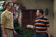 Two and a Half Men – Verstehen sich prächtig: Alan (Jon Cryer, r.) und Herb (Ryan Stiles, l.) ...
