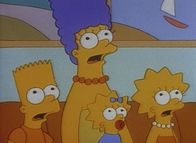 Die Simpsons – Erschreckt hören Bart, Marge, Maggie und Lisa, dass Homer operiert werden muss.