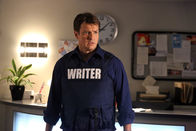 Castle – Eine junge Frau, die behauptet Richard Castles (Nathan Fillion) größter Fan zu sein, wird des Mordes verdächtigt. In einer Zahnarztpraxis nimmt sie Geiseln und will nur mit Castle verhandeln ...