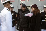 Detective Laura Diamond – Laura (Debra Messing, r.) geht ihrem Geburtstag aus dem Weg indem sie gemeinsam mit Billy (Laz Alonso , M.) den Mord an einem Seemann untersucht ...