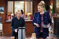 Mom – Jill (Jaime Pressly, l.); Tammy (Kristen Johnston, r.)