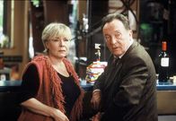 Tatort – Hauptkommissar Ehrlicher (Peter Sodann) und Frederike (Annekathrin Bürger) sehen entsetzt, wie das Konterfei von Martin Forsell gegen¸ber dem Waschcafé plakatiert wird.