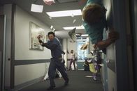 Scrubs - Die Anfänger – J.D. (Zach Braff, l.) hat wie immer alle Hände voll zu tun, um Chaos im Krankenhaus zu verbreiten ...