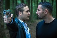 Nachtschicht – Kann Angelo (Frederick Lau l.) wirklich nur nach Gehör schießen? Claude (Murathan Muslu r.) bezweifelt das.