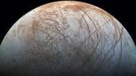 Spacetime – Die vereiste Oberfläche des Jupitermondes Europa - durchzogen von Rissen und Linien, unter denen ein Ozean verborgen liegen könnte.