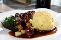Kochs anders – Der Hauptgang Ali Güngörmüs: Rehschulter mit Sellerie-Feldsalat-Gemüse und Griesknödel mit Marzipan und Sauerkirschfüllung.