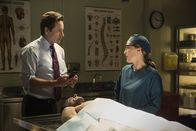Akte X - Die unheimlichen Fälle des FBI – Mulder (David Duchovny, l.) und Scully (Gillian Anderson, r.) untersuchen einen Fall, bei dem sie herausfinden müssen, ob eine Tierattacke, ein Serienkiller oder doch eine außerirdische Kreatur der Täter ist ...