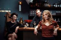 Einfach Maria – Mit Hilfe ihrer verrückten Freunde Vicky (Anastasija Bräuniger, li.) und Nick (Wolfgang Zarnack) versucht Maria (Maria Kempken) Mr. Right zu finden.