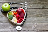 Einfach gut leben – Gesundes Essen in Herz und Cholesterin-Diät-Konzept auf Vintage-Boards