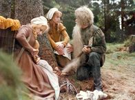 Schneeweisschen und Rosenrot – Schneeweißchen (Julie JuristovĂˇ) und Rosenrot (Katrin Martin) versuchen, einem alten Mann (Hans-Peter Minetti) zu helfen, dessen Bart sich beim Holzfällen verfangen hat.