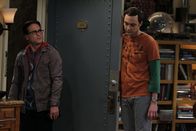 The Big Bang Theory – Sheldon (Jim Parsons, r.) stellt fest, dass nicht er der Mittelpunkt seiner Freunde ist, sondern Leonard (Johnny Galecki, l.), und sucht sich deshalb neue Freunde ...
