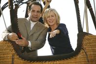 Monk – Der Heißluftballon, in dem sich Monk (Tony Shalhoub) und Natalie (Traylor Howard) verstecken, wird absichtlich gelöst und als sie in der Luft sind, wird auf den Ballon geschossen...
