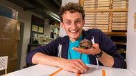 Checker Julian – Julian lernt bei Schneckenforscher Michi einiges über Schnecken.