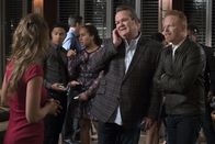 Modern Family – Cameron Tucker (Eric Stonestreet, m.), Mitchell Pritchett (Jesse Tyler Ferguson, r.)