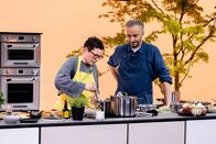 Böhmi brutzelt – Jan Böhmermann gemeinsam mit Sveamaus in der Sendung "Böhmi brutzelt".