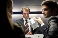 Der letzte Bulle – Als Mick und Andreas (Maximilian Grill, r.) Umweltpolitiker Max Sonnenberg (Hubertus Grimm, M.) mit der Aussage der Überwachungschefin Karin Holz (Sonja Baum, l.) konfrontieren, beginnt dessen Fassade an zu bröckeln ...