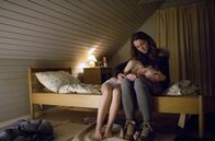 Cry Wolf – Nach einem Absturz auf einer Party kommt es zu einem unverhofften Wiedersehen zwischen Tochter (Flora Ofelia Hofmann Lindahl, li.) und Mutter (Christine Albeck Børge, re.).