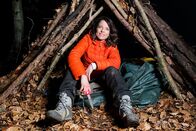 Mona mittendrin – Mona mittendrin Im Survival-Training Bereit für die Nacht: Im Survival-Kurs schläft Mona Vetsch in einer selbstgebauten Notunterkunft. 2022