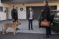 Der Bergdoktor – Weil seine Patienten Johann Eichholz (Uwe Kockisch, l.) und Maja Körner (Janina Fautz) beide sehr einsam sind, versucht Dr. Martin Gruber (Hans Sigl, r.), die beiden einander näher zu bringen.