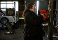 Wild Bill – Muriel (Bronwyn James) kommt dem Nagelpistolen-Killer auf die Spur.