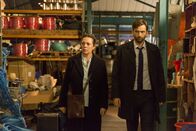 Broadchurch – Detective Alec Hardy (David Tennant, r.) und seine Kollegin Ellie Miller (Olivia Colman, l.) finden viele neue Beweise. Ob sie endlich die Lösung für ihren Fall finden?