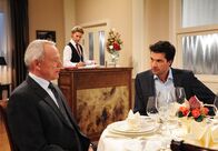 Sturm der Liebe – ARD STURM DER LIEBE FOLGE 1467 Uhr im ERSTEN. Werner (Dirk Galuba, l.) möchte, dass Konstantin (Moritz Tittel, r.) ihr Vater-Sohn-Verhältnis offen legt (mit Komparse, h.).