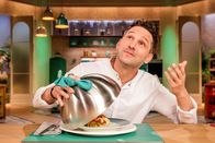 Doppelt kocht besser – Titel: Doppelt kocht besser; Person: Alexander Kumptner; Copyright: (c) SAT.1 / Nadine Rupp; Fotograf: Nadine Rupp; Bildredakteur: Clarissa Schreiner; Dateiname: 2463707.jpg; Rechtehinweis: Dieses Bild darf bis eine Woche nach Ausstrahlung honorarfrei fuer redaktionelle Zwecke und nur im Rahmen der Programmankuendigung verwendet werden. Spaetere Veroeffentlichungen sind nur nach Ruecksprache und ausdruecklicher Genehmigung der Seven.One Entertainment Group GmbH moeglich. Nicht fuer EPG! Verwendung nur mit vollstaendigem Copyrightvermerk. Das Foto darf nicht veraendert, bearbeitet und nur im Ganzen verwendet werden. Es darf nicht archiviert werden. Es darf nicht an Dritte weitergeleitet werden. Aneinanderreihung/Zusammenlegung/Kopplung von Bildern zum Zweck der Erstellung von Slide-Shows o.ä. nicht gestattet; Verbindung/Einfügen/Anfügen von Werbung nicht gestattet. Bei Fragen: foto@seven.one Voraussetzung fuer die Verwendung dieser Programmdaten ist die Zustimmung zu den Allgemeinen Geschaeftsbedingungen der Presselounges der Sender der Seven.One Entertainment Group GmbH.