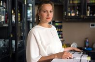 Hubert ohne Staller – Rezeptionistin Petra Kreß (Paulina Matteis) versucht bei den Ermittlungen zu helfen.