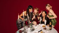 neoriginal: Deadlines – Jo (Salka Weber, l.), Lena (Sarah Bauerett, 2.v.l.) und Franzi (Llewellyn Reichman, r.) feiern Elifs (Jasmin Shakeri, 2.v.r.) 40. Geburtstag.