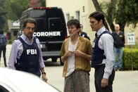 Criminal Minds – Kann Bill Robbins (John Michael Herndon, M.) Rossi (Joe Mantegna, l.) und Hotch (Thomas Gibson, r.) bei den Ermittlungen in ihrem Fall weiterhelfen?