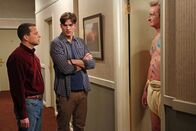 Two and a Half Men – Aufregendes Singleleben: Jon Cryer als Alan Harper, Ashton Kutcher als Walden Schmidt, Ryan Stiles als Herb (Copyright SRF/Warner Bros.)
