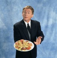 Die Nanny – Niles (Daniel Davis) ist der Butler der Familie Sheffield und weiß so gut wie immer über die Probleme seiner Arbeitgeber Bescheid.