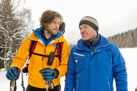 Die Bergretter – Stefan Brandners (Cornelius Obonya, r.) Welt bricht zusammen, als er die Wahrheit erfährt. Markus Kofler (Sebastian Ströbel, l.) redet ihm gut zu.