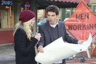 How I Met Your Mother – Als Zoey (Jennifer Morrison, l.) herausfindet, dass Ted (Josh Radnor, r.) der Architekt der Vernichtung ist, will sie nichts mehr mit ihm zu tun haben. Ted will das aber so einfach nicht hinnehmen ...