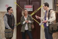 The Big Bang Theory – v.l.n.r.) Leonard (Johnny Galecki), Penny (Kaley Cuoco) und Sheldon (Jim Parsons)