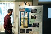 Mayday - Alarm im Cockpit – Lead Investigator (played by Ali Kazmi) investigates the pilots’ flying experience and training to determine whether human factors related to expertise and decision-making contributed to the loss of control of Airblue Flight 202 over Islamabad. (Cineflix 2025/Shay Markowitz)