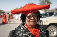 Unsere Kontinente – Für die Frauen der Herero im Dorf Okahandja hat das Tragen ihrer traditionellen Kleidung große Bedeutung.