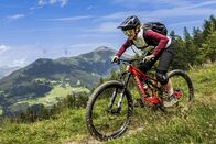 Bergwelten – Profi-Bikerin Celine Blochberger ist zwischen den Alpendörfer Serfaus, Fiss und Ladis unterwegs - ein Tor in die faszinierende Bergwelt der Samnaungruppe.