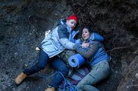 Sturm der Liebe – Bei dem Versuch Vanessa (Jeannine Gaspár, r.) zu retten, stürzt Max (Stefan Hartmann, l.) ebenfalls ab.