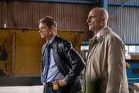 Montagskino im ZDF: The Silent Hour – Detective Frank Shaw (Joel Kinnaman, l.) und Detective Doug Slater (Mark Strong, r.) von der Polizei in Boston sind ein eingespieltes Duo.