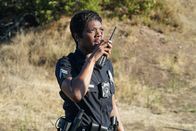 The Rookie – Talia Bishop (Afton Williamson) ruft bei einem Einsatz Verstärkung.