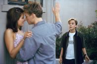Malcolm mittendrin – Malcolm (Frankie Muniz, re.) stört seinen Bruder Francis (Christopher Masterson) bei einem Date mit Jody (Katherine Ellis).