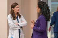 New Amsterdam – v.li.: Dr. Lauren Bloom (Janet Montgomery), Dora (Zabryna Guevara).