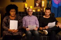 Community – Als Shirley (Yvette Nicole Brown, l.), Dean Pelton (Jim Rash, M.) und Jeff (Joel McHale, r.) erfahren, dass Hickey mit seinem Sohn keinen Kontakt mehr hat und deswegen auch die Geburt seines Enkels verpasst hat, sind sie entschlossen Vater und Sohn wieder zusammen zu bringen - mit der Hilfe von "Dungeons and Dragons" ...