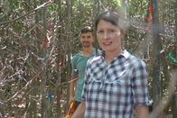 Servus Reportage – Prof. PD Daniela Haluza, Leiterin der Abteilung für Umwelthygiene und Umweltmedizin an der Med-Uni Wien (im Bild mit Matthias Steinparzer vom Institut für Waldökologie an der Universität für Bodenkultur, Wien) – im Versuchswald bei Tulln, der Teil des europaweiten Dr.-Forest-Projektes ist