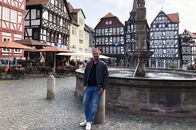 Tobis Städtetrip – Tobias Kämmerer auf dem Marktplatz in Fritzlar.