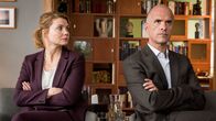 Merz gegen Merz – Erik (Christoph Maria Herbst) ist raus aus der Firma und raus aus Annes (Annette Frier) Leben. Oder doch nicht?